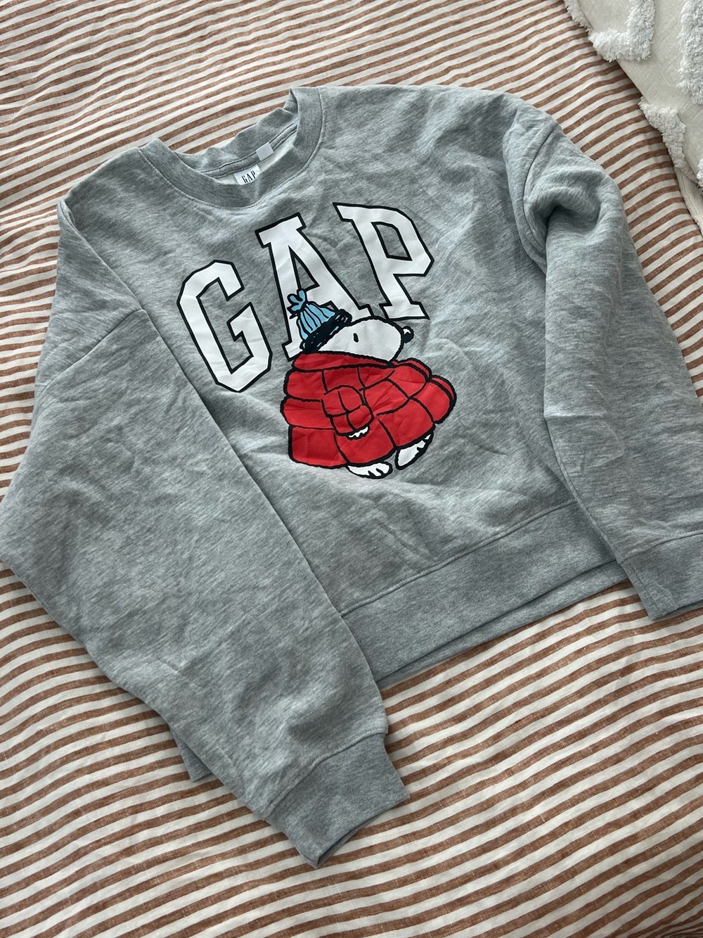 GAP Gray Crewneck Sweatshirt with Snoopy in Red Puffercoat
